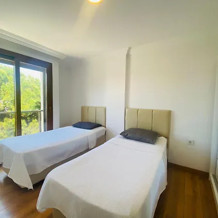 Kadinlar Denizi'nde Plaja 50 Metre 1+1 Daire * Kusadasi